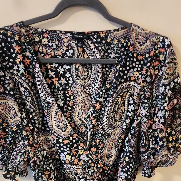Torrid Black and White Wrap Blouse Short Sleeve Size 2 Perfect Condition - Picture 1 of 6